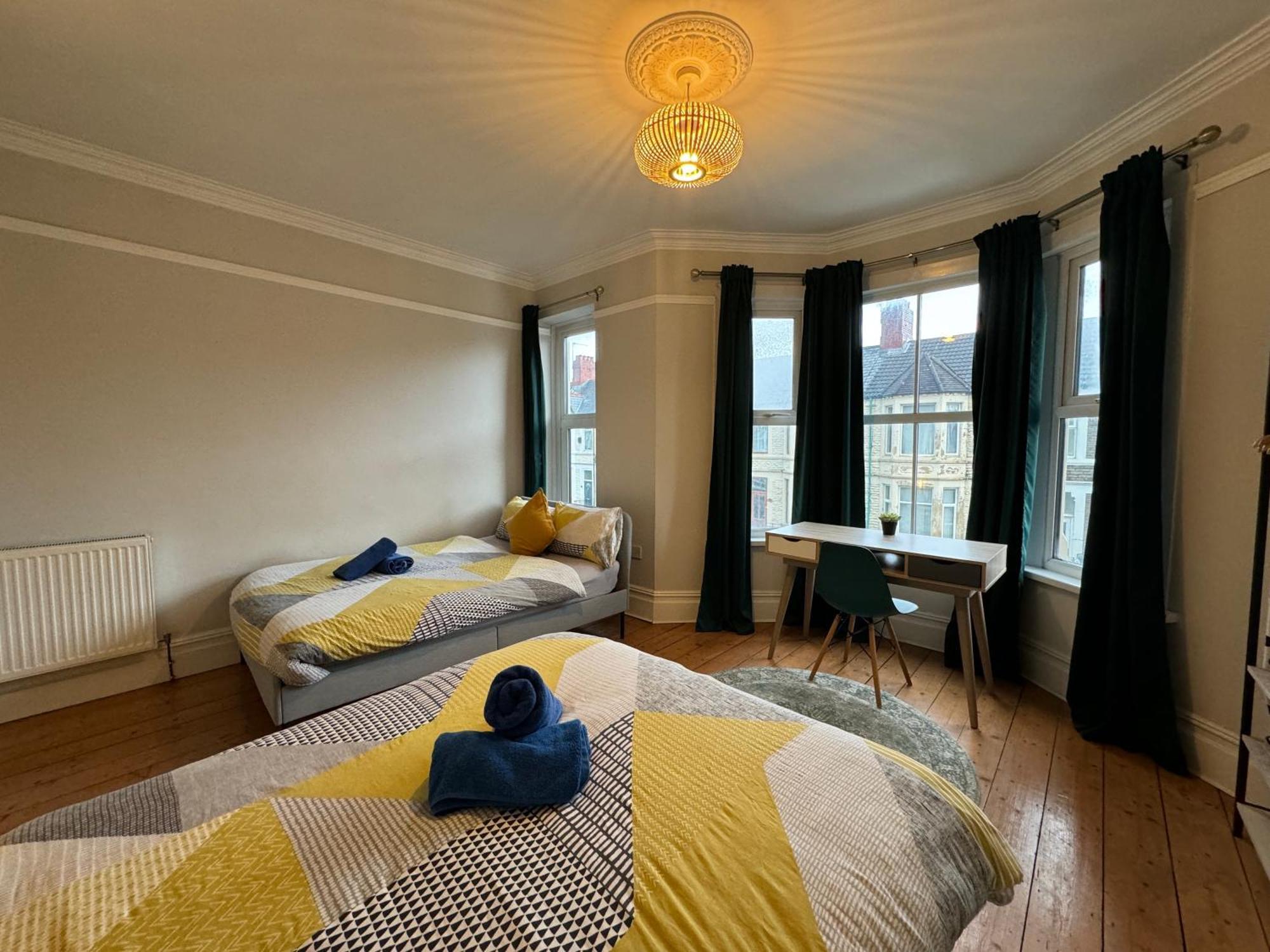 Large Citycentre Townhouse & Hot Tub, Pool Table And Offroad Parking Cardiff Exterior foto